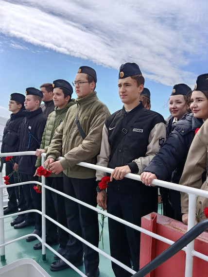 Семиклассники лицея вышли в открытое море, чтобы почтить память погибших воинов при штурме Пиллау (ныне Балтийск).
